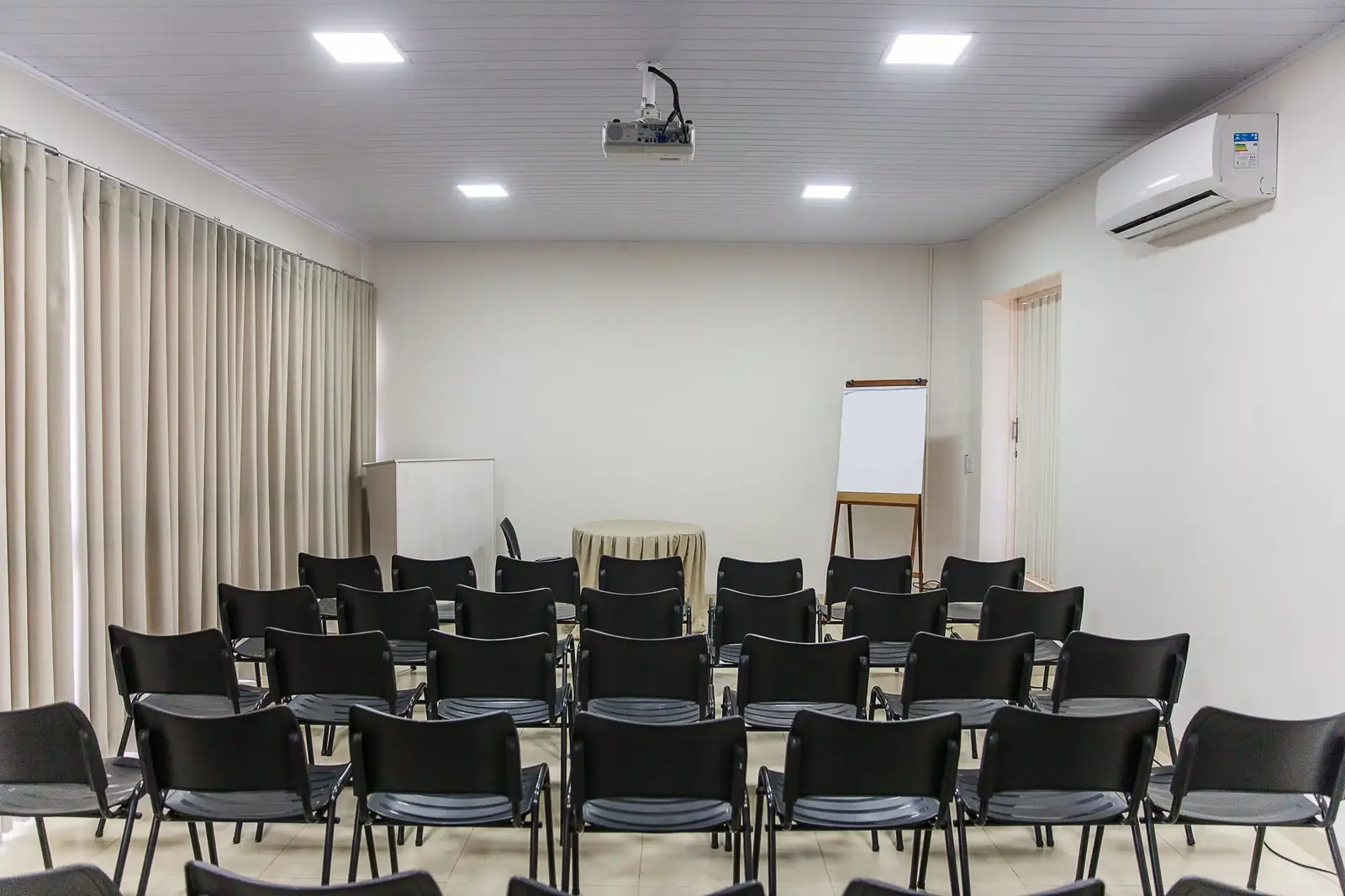Sala de eventos do Hotel Revitalle montada em auditório