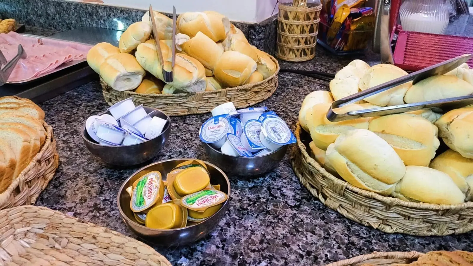 Cesta de pães quentinhos no café da manhã do Hotel Revitalle
