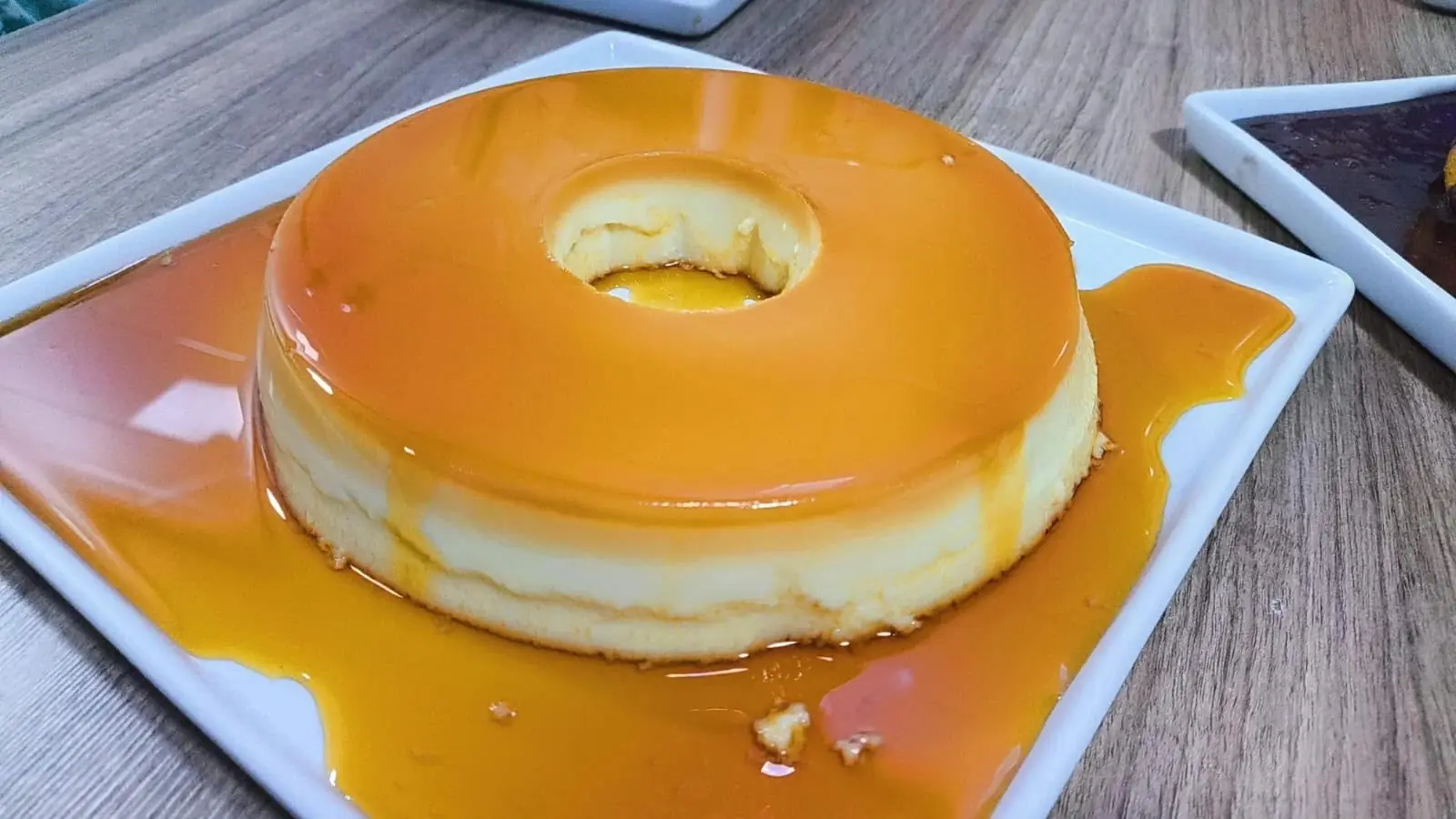 Pudim artesanal servido no café da manhã