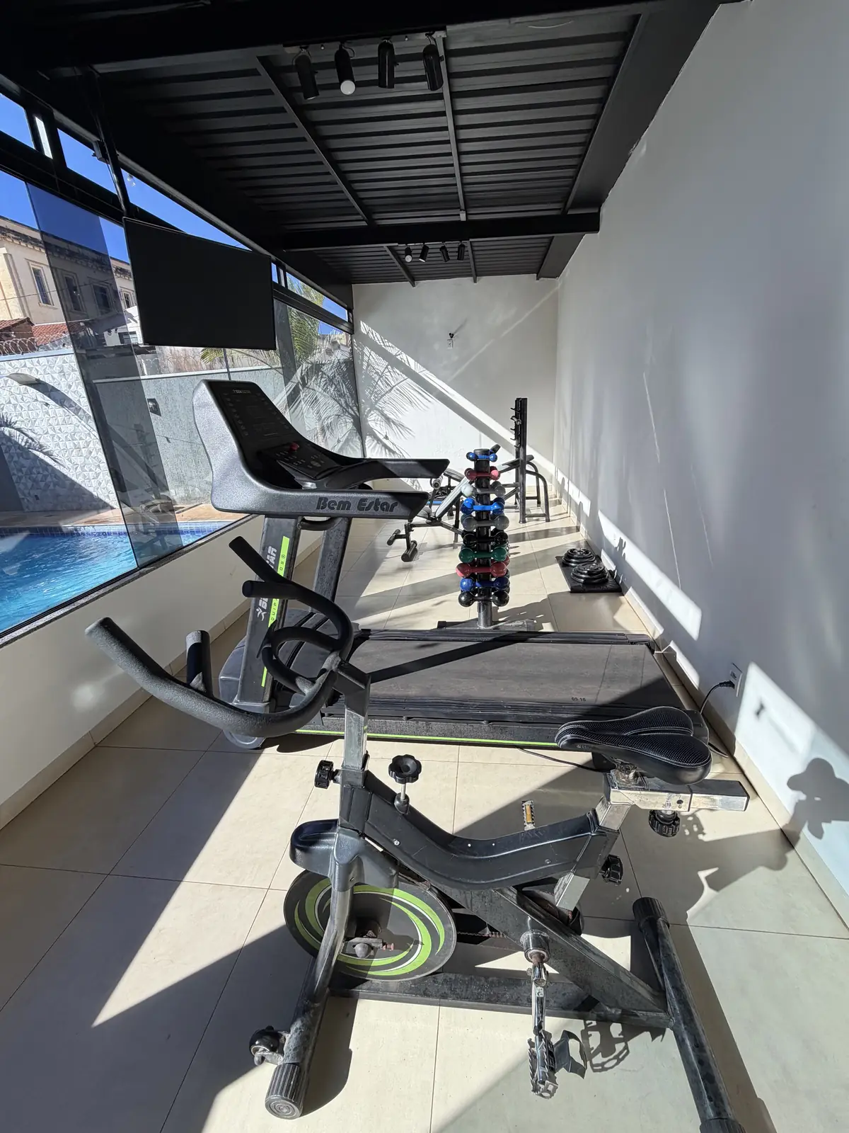 Academia do Hotel Revitalle, com aparelhos de musculação