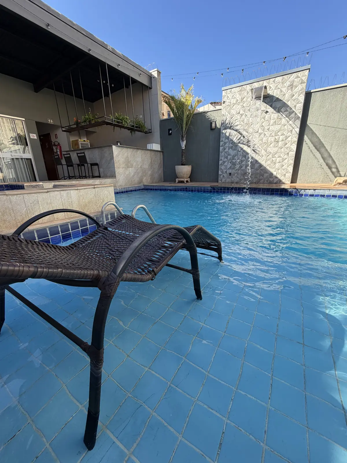 Espreguiçadeiras à beira da piscina do Hotel Revitalle