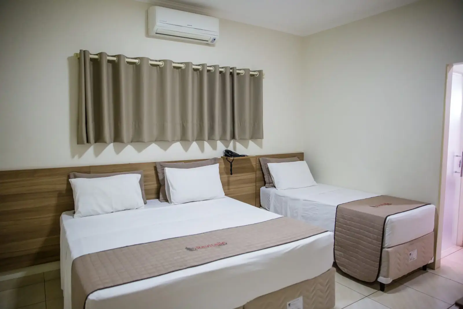 Apartamento Dbl + S do Hotel Revitalle, com cama de casal e uma de solteiro