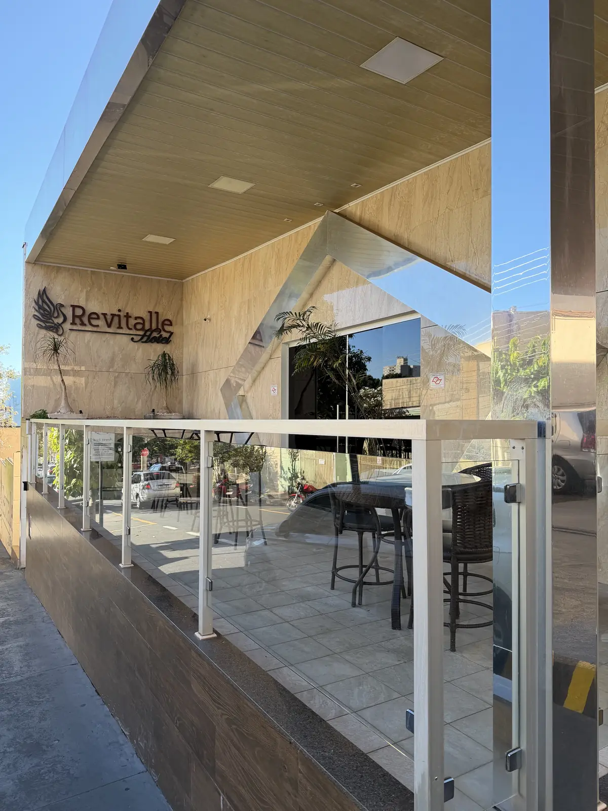 Entrada do Hotel Revitalle, com o letreiro na fachada